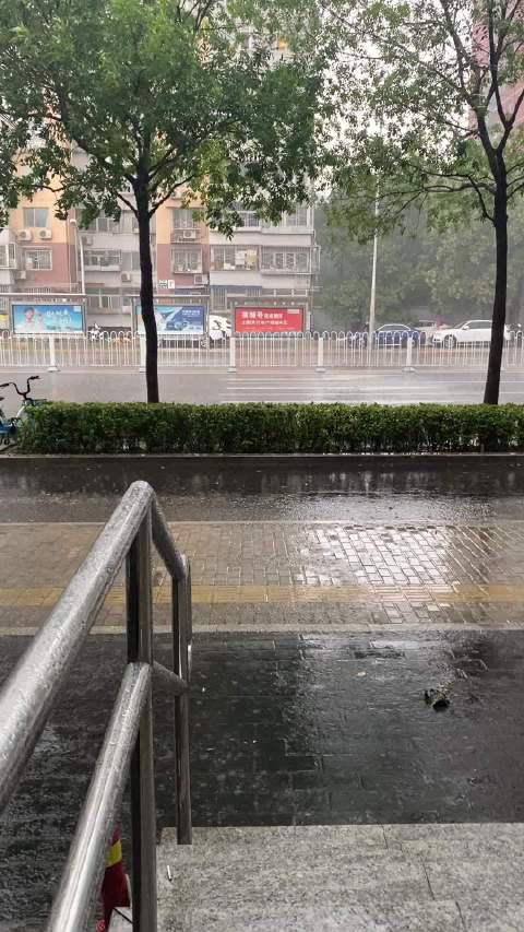 北京下大雨了,外面的雨和依萍找她爸要钱那天一样大