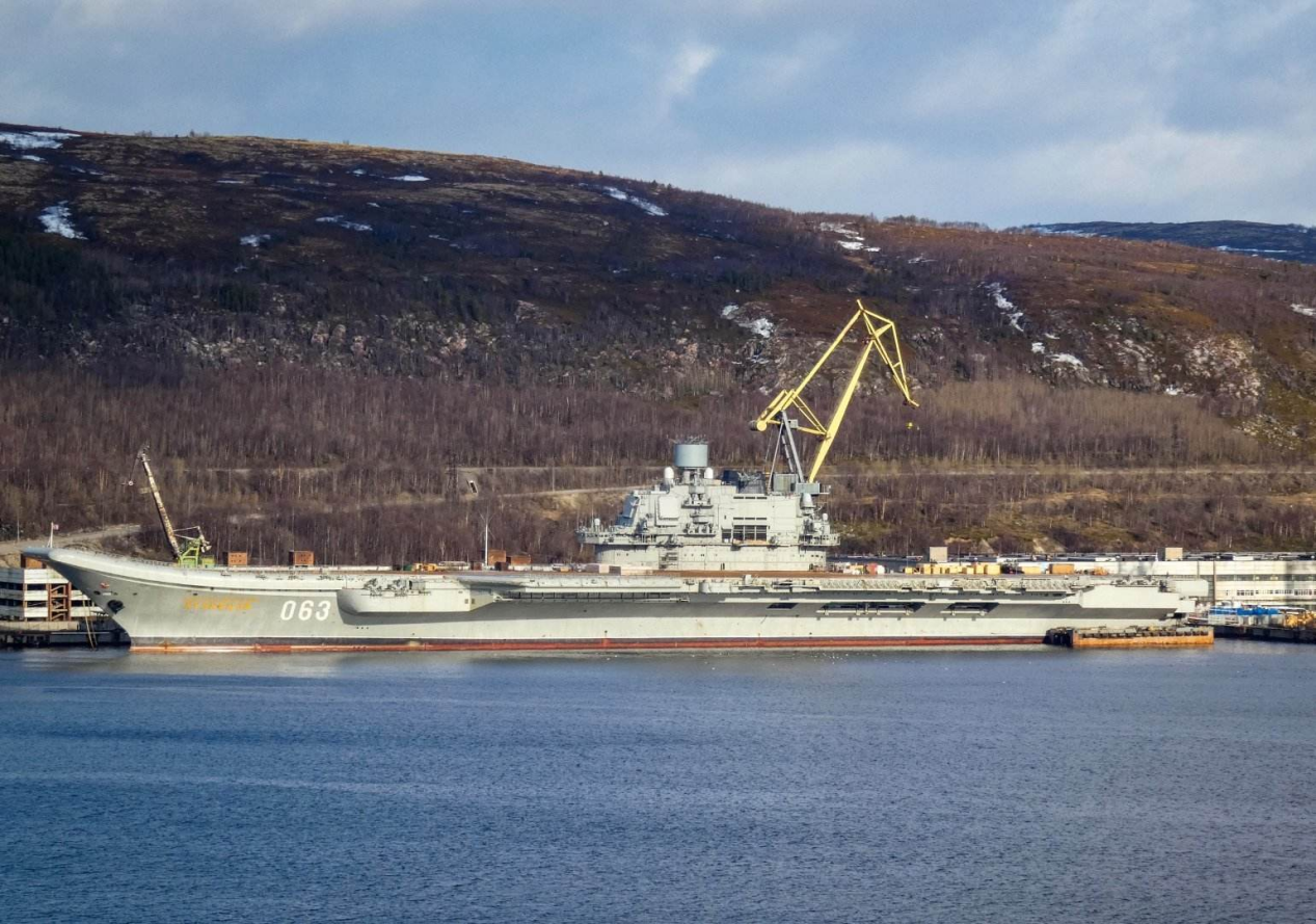 继英国后崩溃五常再出现航母起火几年修不好战舰不如054a