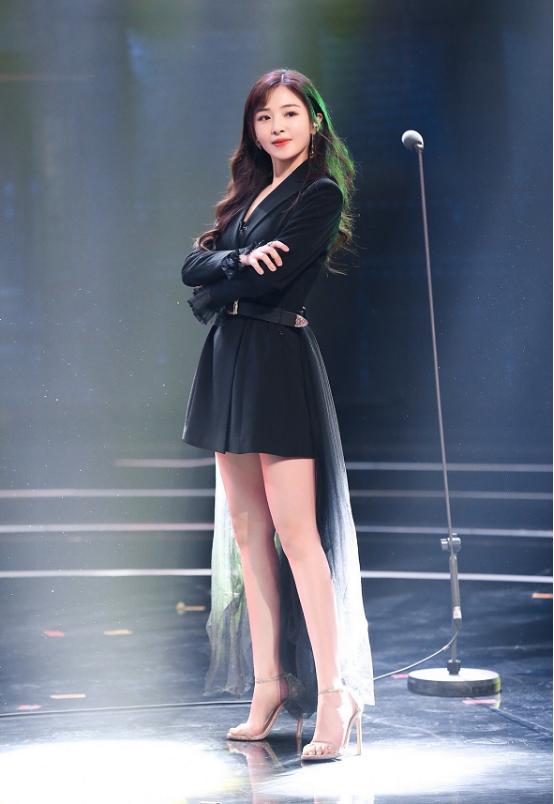 张含韵终于硬气了一回,穿西装配高跟鞋,妆容却有点显老|张含韵|高跟鞋