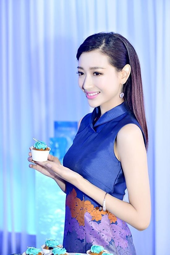 著名主持人温雅真会穿!印花连衣裙温柔优雅,知性干练又有女人味