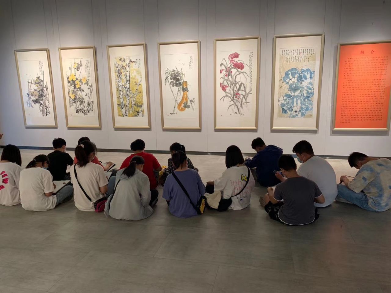 蓝艺美术培训学校师生到菏泽市李荣海美术馆参观学习