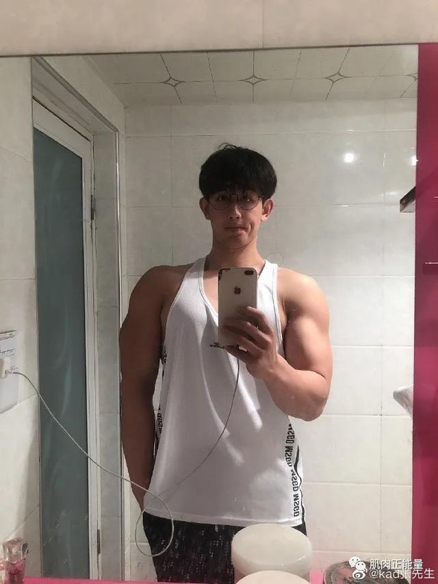 有颜值有肌肉抖音私教帅哥哥藏在运动吧少年