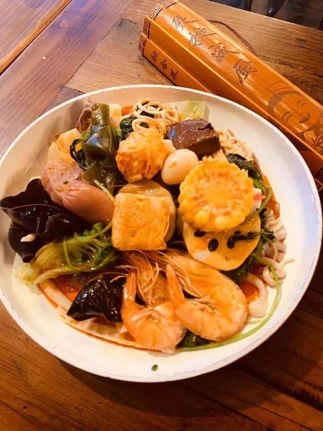 正流行的街头小吃麻辣拌,配菜想吃啥加啥,多少年轻人的心头好?