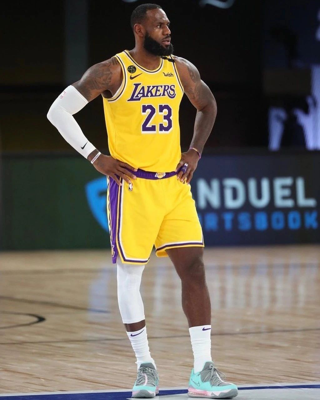 詹姆斯上演关键一攻一防湖人险胜2分老詹自投自抢准绝杀快船