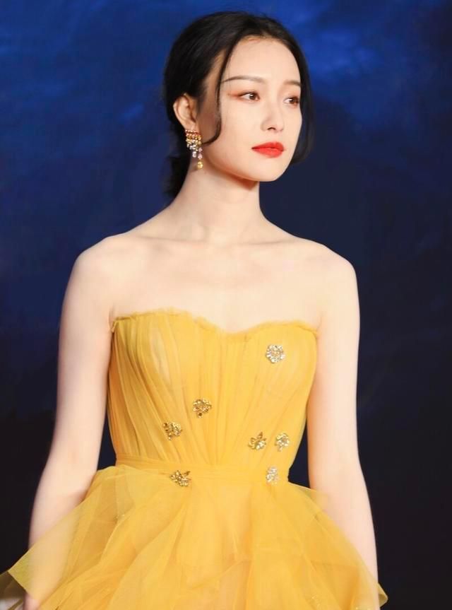 倪妮才是高级美紫色蛋糕裙大秀奶白肌