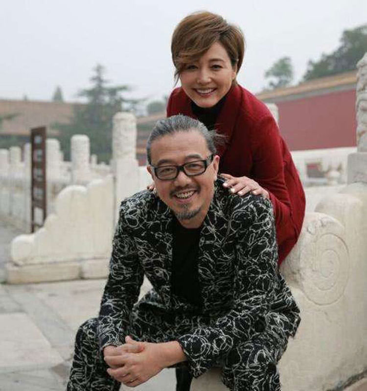 她出道27年不温不火,和经纪人结婚,如今49岁生活幸福