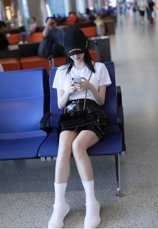 景甜长相好精致,穿黑色皮裙衬出白皙肤色,"牛奶肌"令人羡慕