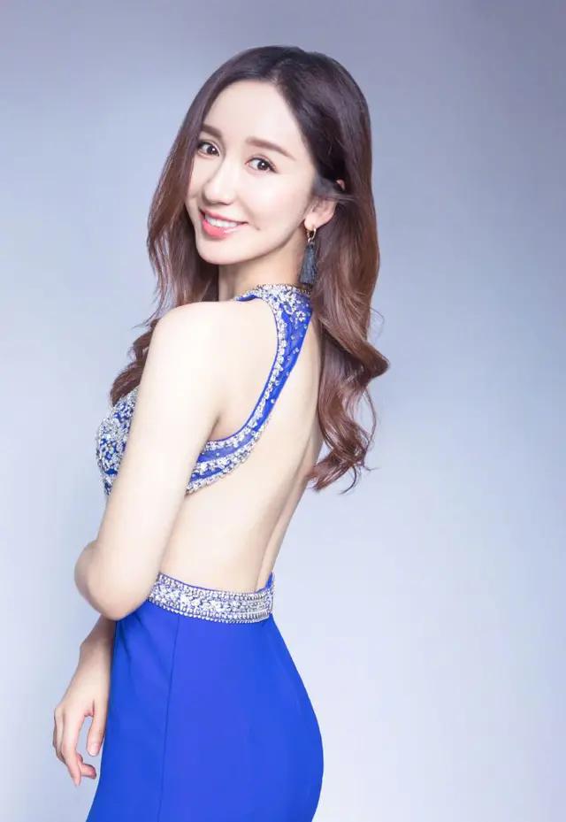 娄艺潇液体裤火了双腿并拢凸显完美曲线