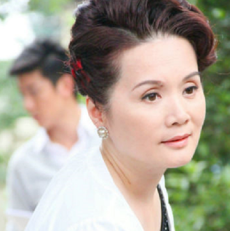 《三十而已》王漫妮妈妈,家道中落早当家,嫁给初恋抒写爱情佳话