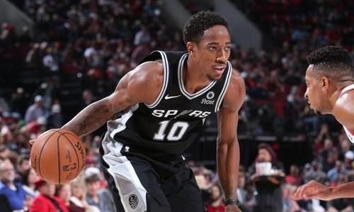 德玛尔德罗赞在马刺队担任新角色把机会留给了年轻球员