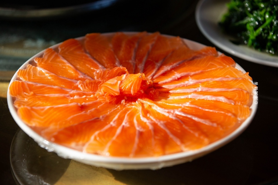 云南丽江新玩法郊外自驾看风景农家渔场品尝玉龙雪水三文鱼