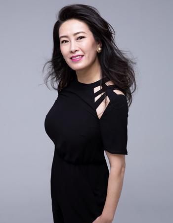 婚后的她,过得十分幸福,丈夫谢晓辛对她呵护备至.