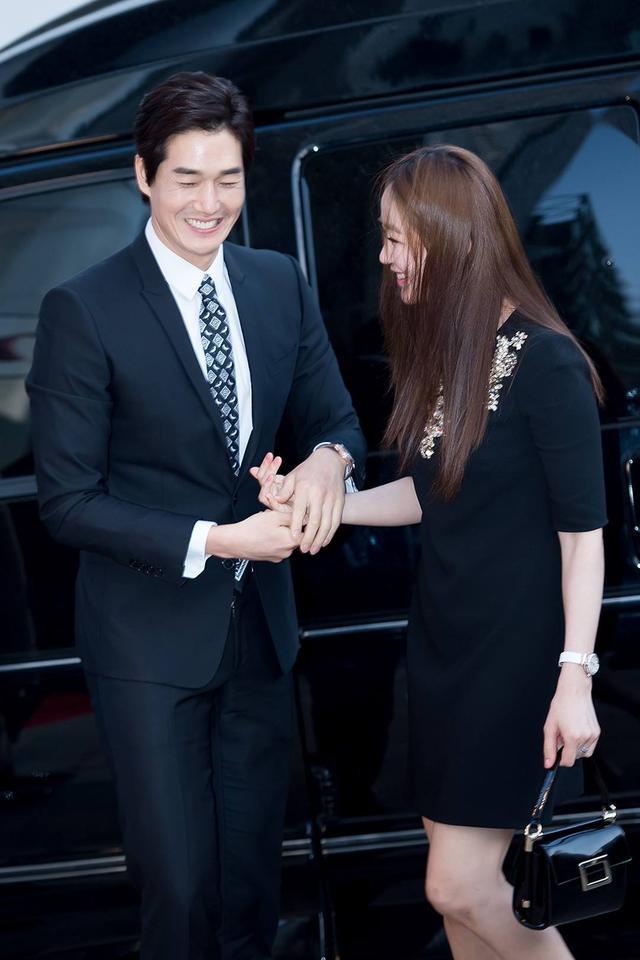 在17年前,刘智泰与妻子金孝珍因为合作拍摄服装广告结缘,互有好感