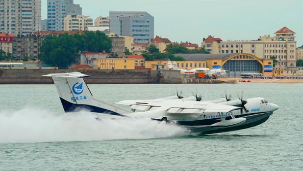 因此它可以反复穿梭于火场和湖泊之间,对于周边有水库或者湖泊的城市