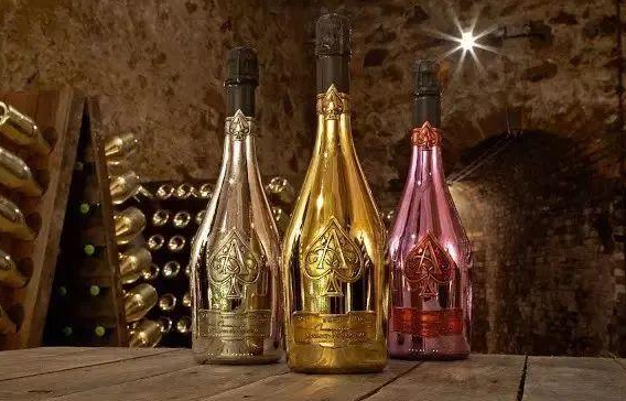 秦奋比王思聪还牛在成都酒吧开了100瓶黑桃a价值近百万元