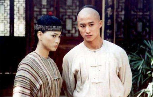 她曾与吴京相恋,后嫌吴京没名气嫁给富豪,离婚后被拍到街边卖鱼