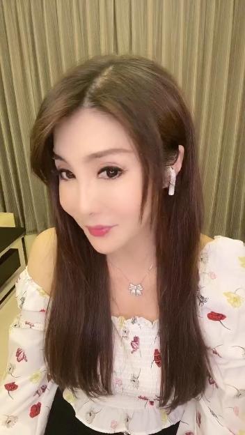 武打女星杨丽菁直播多次脸崩僵硬像假人情史丰富52岁却仍单身