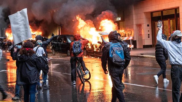 美西雅图暴动再度风起云涌起义军手持步枪向美国警察射击