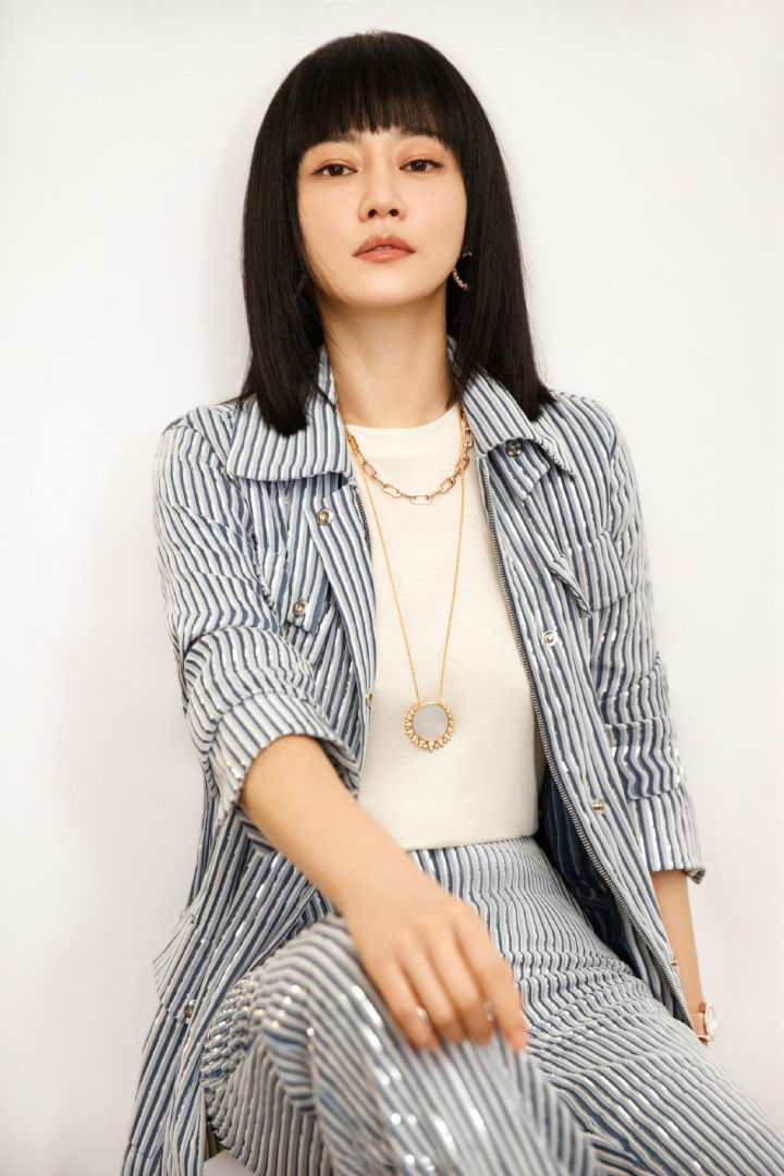 个性的趣味涂鸦搭配上清爽短发,谭卓演绎随性的夏日时尚