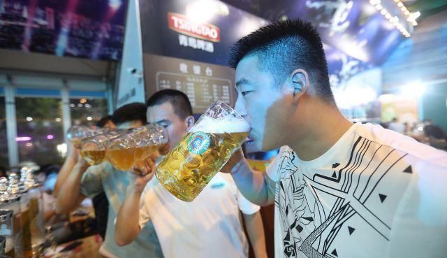 山东青岛第30届国际啤酒节开幕喝酒有胖帅哥也有靓美女