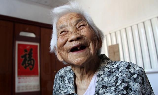 山西农村百岁老奶奶返老还童头发开始变黑咋回事