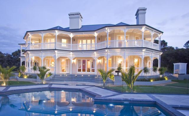 带大家看看徐峥的豪宅就连大门都金碧辉煌不说还以为是皇宫