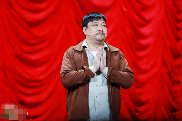 贾冰近照太显老54岁付笛声都比他年轻与小2岁妻子同框差距大