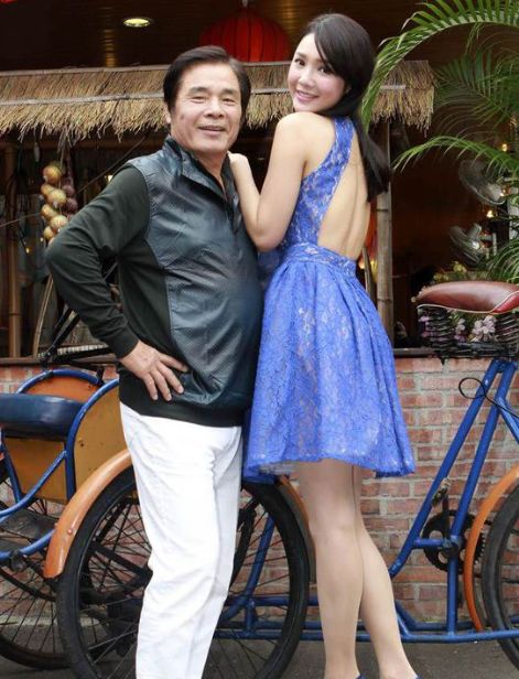 事实上,雷洪的原配妻子在他成名之前就一直和他在一起,不管雷洪的职业