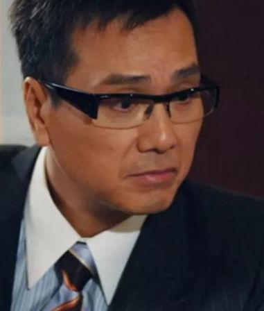 是曾经有着香港电视台的电视剧皇帝称号的伍卫国,也是香港的著名演员