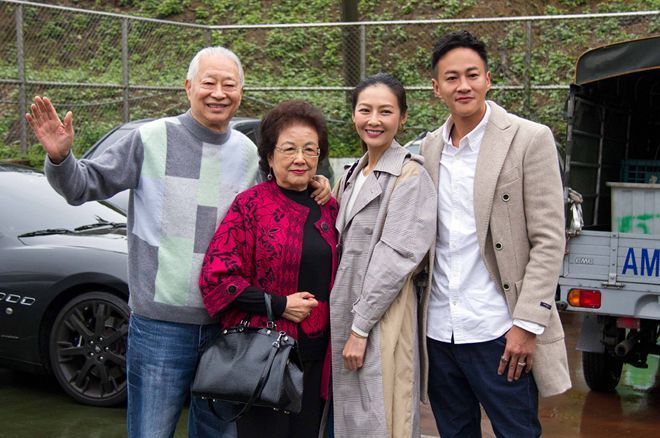 何润东罕见与妻子出镜,小8岁娇妻气质出众,不输当红女明星