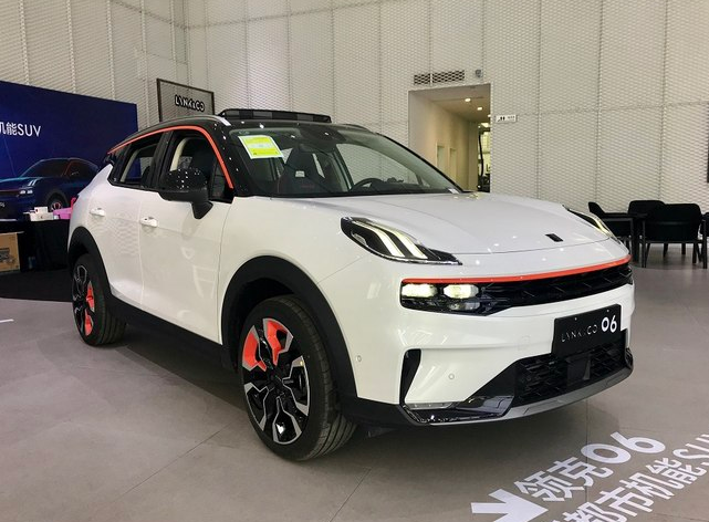 全新吉利领克06到店,白色车身很大方,三缸发动机爆出265扭矩!