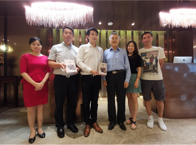 海内外侨界人士盛赞云嘉 印尼归侨喜成云嘉业主赠《自传》