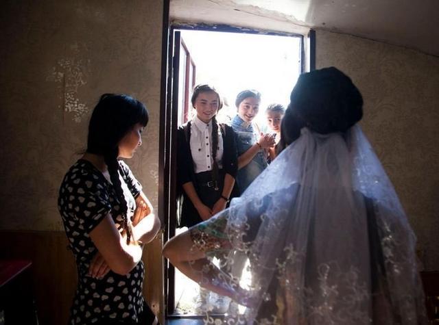 一个13岁少女嫁给28岁男子的真实百态结婚当天新娘很痛苦