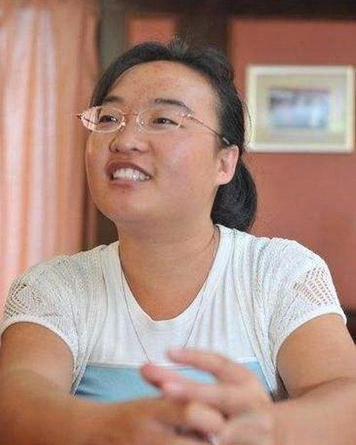 她被嘲"最丑谋女郎",因张艺谋的话退圈,今35岁逆袭成女导演|魏敏芝|谋