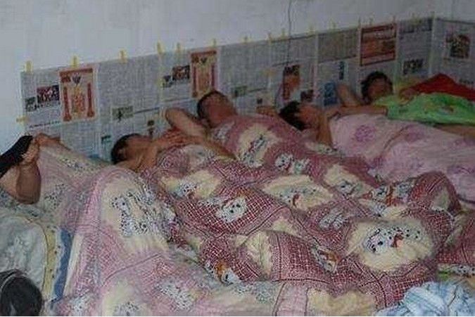 传销窝里的糜烂生活,男男女女共处一室,震撼眼球