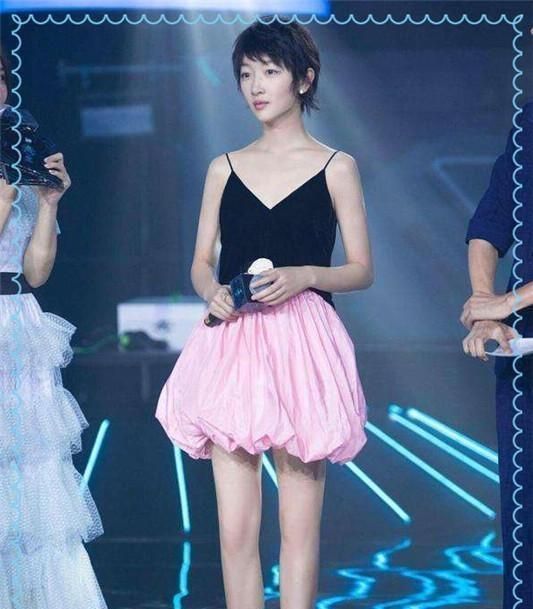 黑色和粉色的混搭很有少女感,周冬雨的腿也很直很修长.