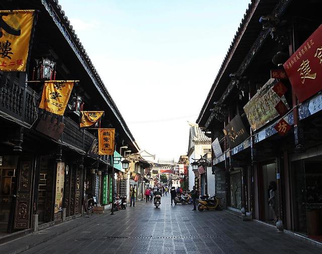 始建于唐代,在城内保存完好的古建筑有50多处,哪怕你是在街道上随便走