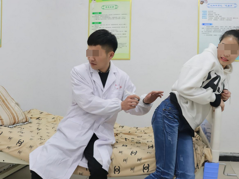 男医生给待产孕妇做内检,被丈夫强行拦下:就不能来个女医生?