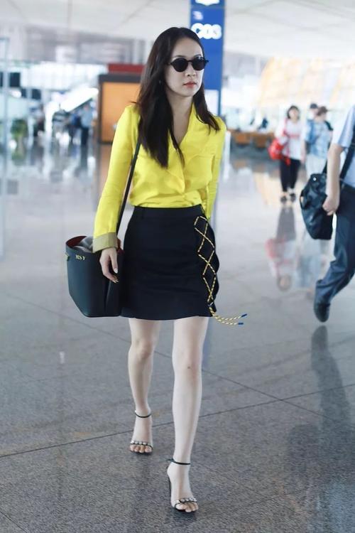 霍思燕再穿人字拖走机场,搭了条白色短裤,典型的梨形身材