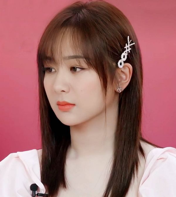 在这组照片中,杨紫留着一头黄色的中长发,耳边戴了一个小发卡,留着齐