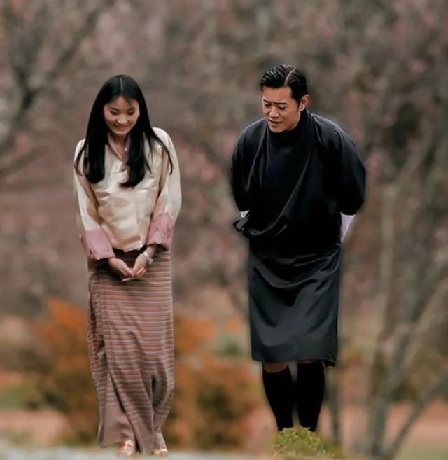 不丹国王曾称佩玛为自己的心灵情人,瀑布下表真情,造型狂野