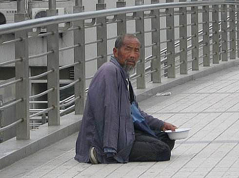 八旬老汉要饭23年,路人意外发现身份,竟有很大来头,惊奇不已