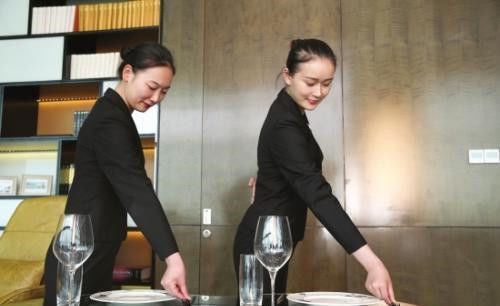 中国最"贵"服务员:3次上国宴服务,走红后:端盘子一点不简单