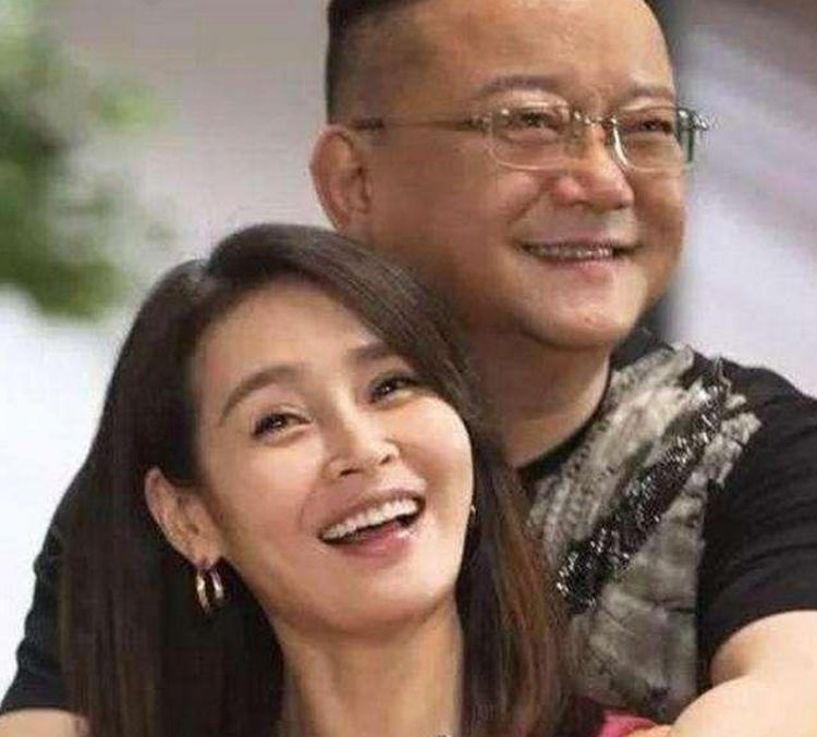 71岁王刚不敢老:娶小20岁娇妻60岁喜得子,凌晨3点忙赚钱