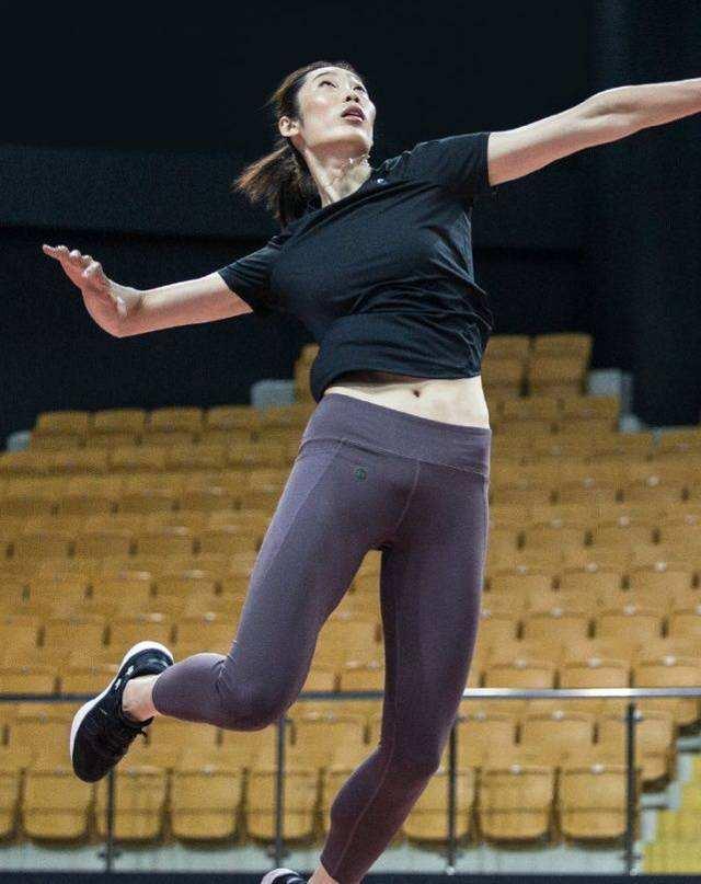 朱婷穿紧身衣训练,腹肌抢镜,肌肉线条优美,美艳不输张常宁!