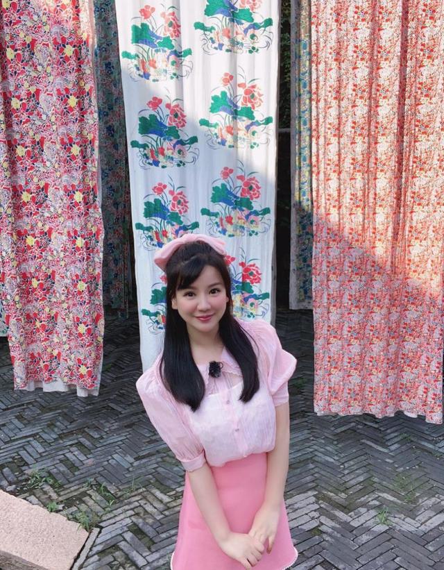 知名央视女主持独自带娃显心酸,素面朝天美丽不再,喂饭还被嫌