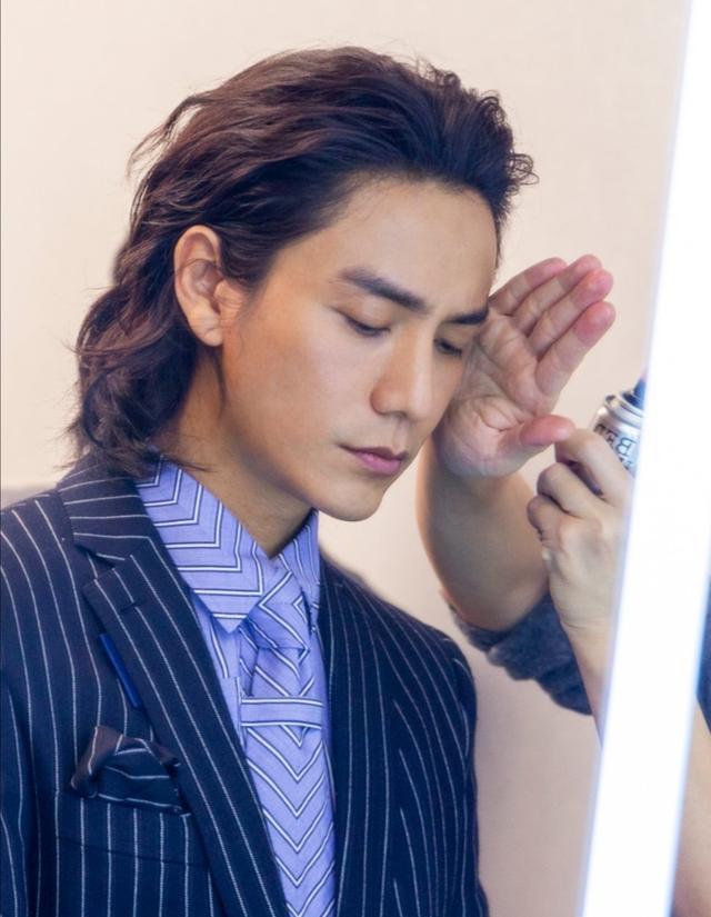 陈坤个性长发,太有男人味了!网友表示"原来我们差的只是发量"