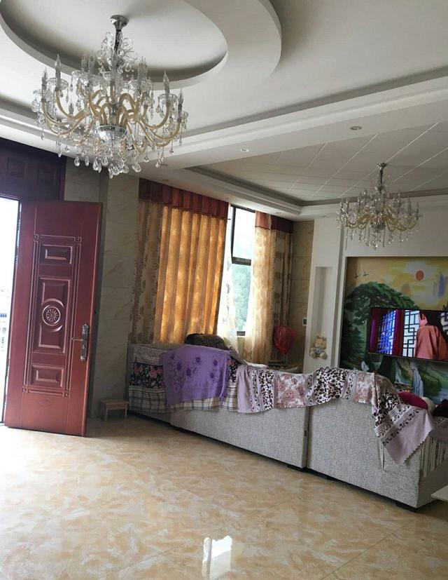 农村小别墅,外面高端大气,看到内部装修你会想笑|装修|大气|客厅_新浪