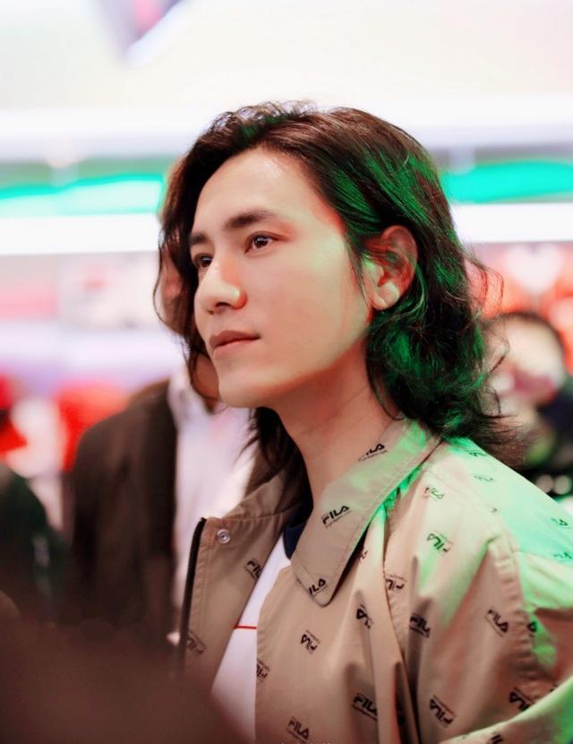 陈坤个性长发,太有男人味了!网友表示"原来我们差的只是发量"