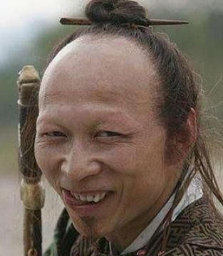 书中描写裘千尺是一个秃头的婆婆,而且满目怒容,以树皮树叶遮住身体.